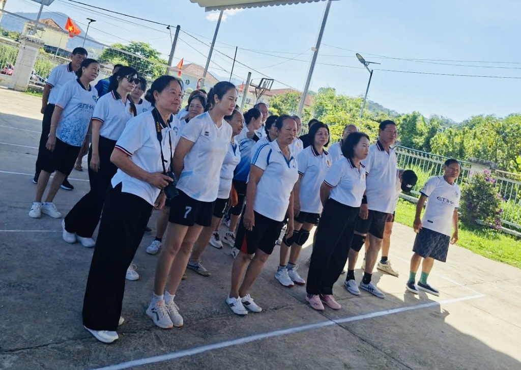 Các đội tham gia giao lưu bóng chuyền ở Đam Rông 1