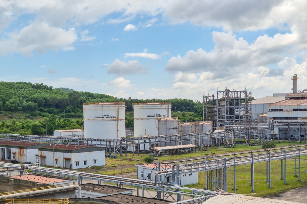 Nhà máy Nhiên liệu sinh học Dung Quất là nơi đang sản xuất và cung ứng nguồn ethanol cho BSR phối trộn, kiểm soát chất lượng xăng E10 để đưa ra thị trường.