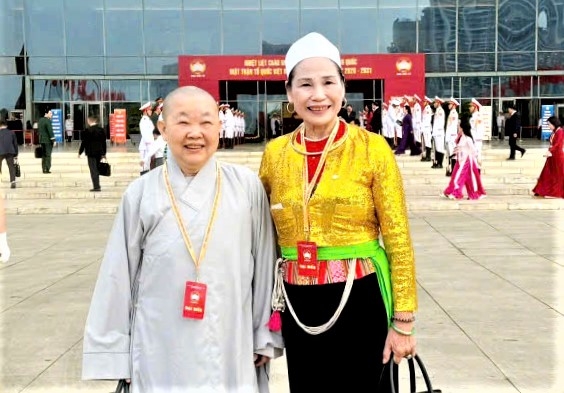 Giám đốc cao tuổi Nguyễn Thị Bình và niềm đam mê tinh dầu chanh sả