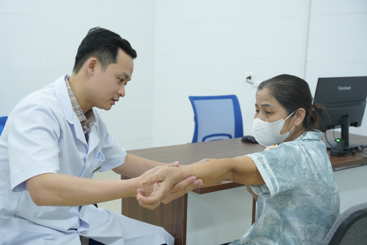Bệnh nhân người cao tuổi tái khám  sau khi tiêm lần 3