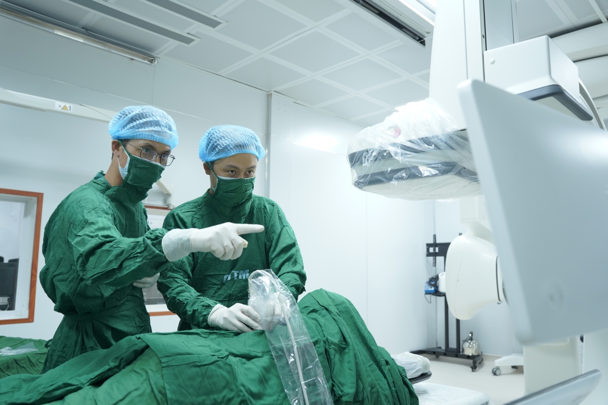 Các bác sỹ Bệnh viện đa khoa thành phố Vinh can thiệp phong bế thần kinh cho bệnh nhân người cao tuổi sau Zona