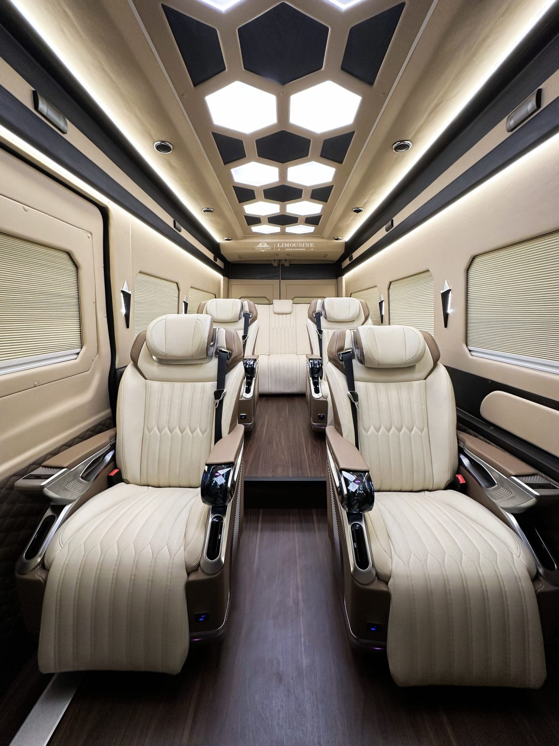 Nâng tầm trải nghiệm di chuyển với dịch vụ thuê xe Limousine đẳng cấp