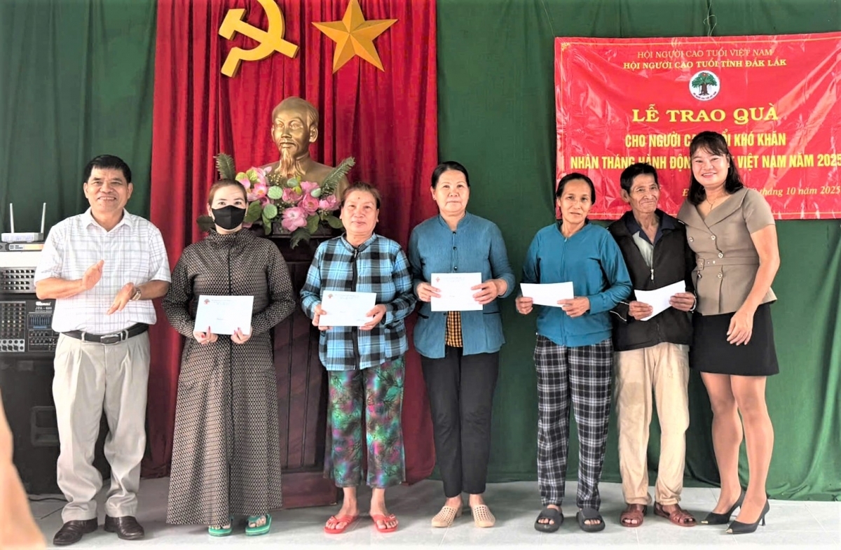 Ông Lê Năng Hảo (ngoài cùng bên trái) tặng quà NCT hoàn cảnh khó khăn tỉnh Đắk Lắk nhân Tháng hành động vì NCT Việt Nam năm 2025