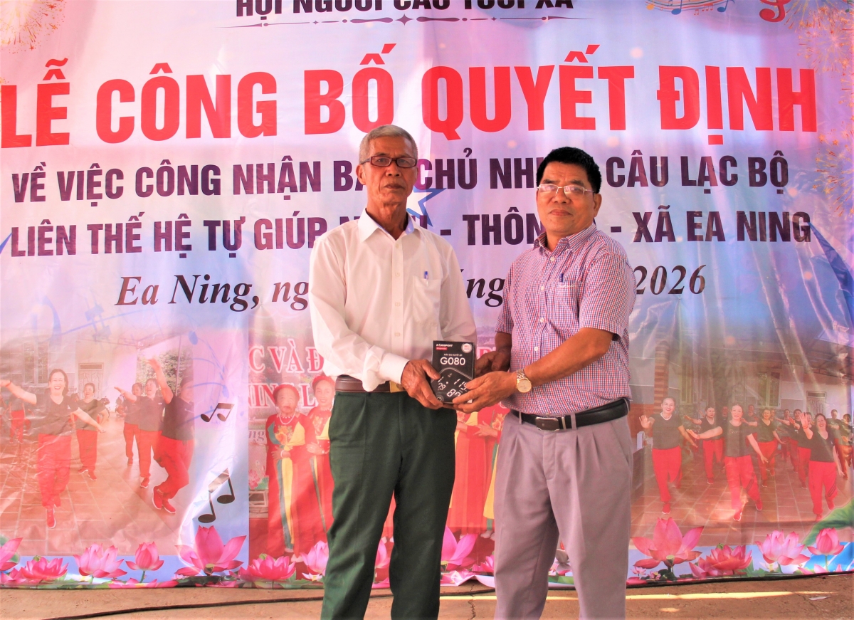 Ông Lê Năng Hảo tham dự và tặng quà CLB LTHTGN xã Ea Ning