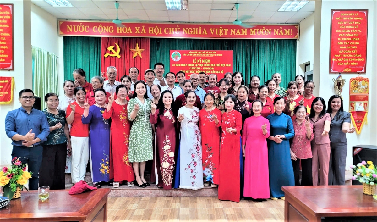 Các đại biểu chụp ảnh lưu niệm