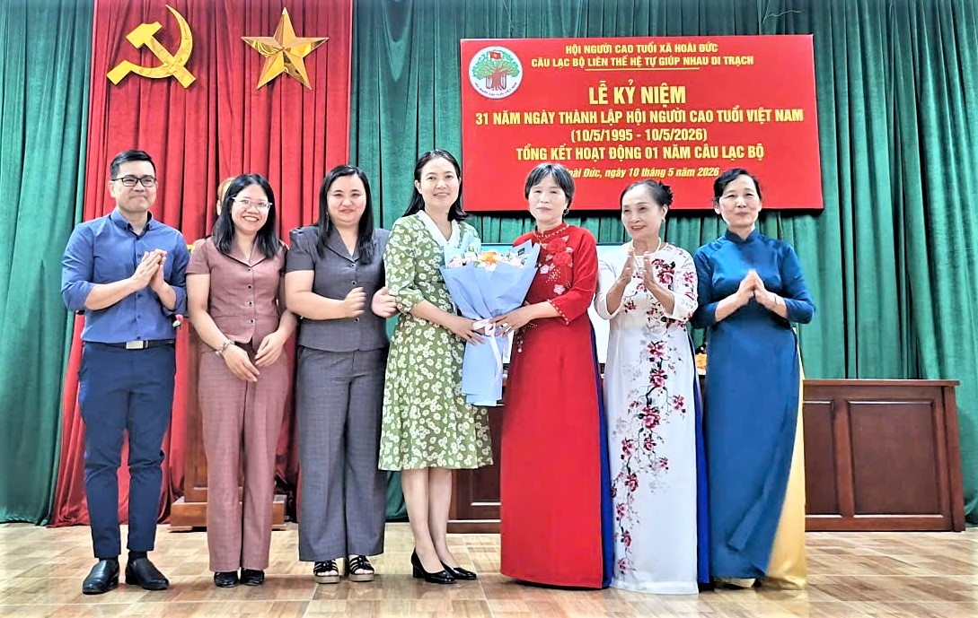 Đại diện Hội NCT TP Hà Nội và Tổ chức HAI (trước đây) tặng hoa chúc mừng CLB
