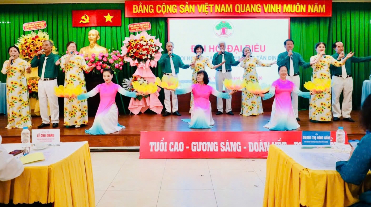 Chương trình văn nghệ chào mừng Đại hội do các Hội viên Hội Người cao tuổi phường Tân Định biểu diễn.