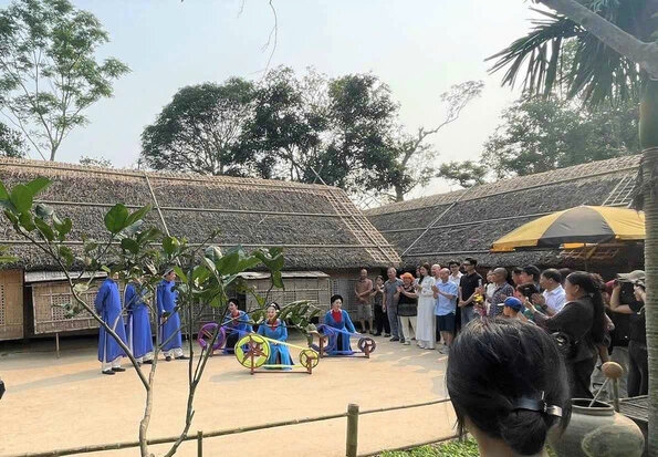 Các nghệ sỹ đang tích cực tập luyện cho chương trình nghệ thuật Lễ hội Làng Sen