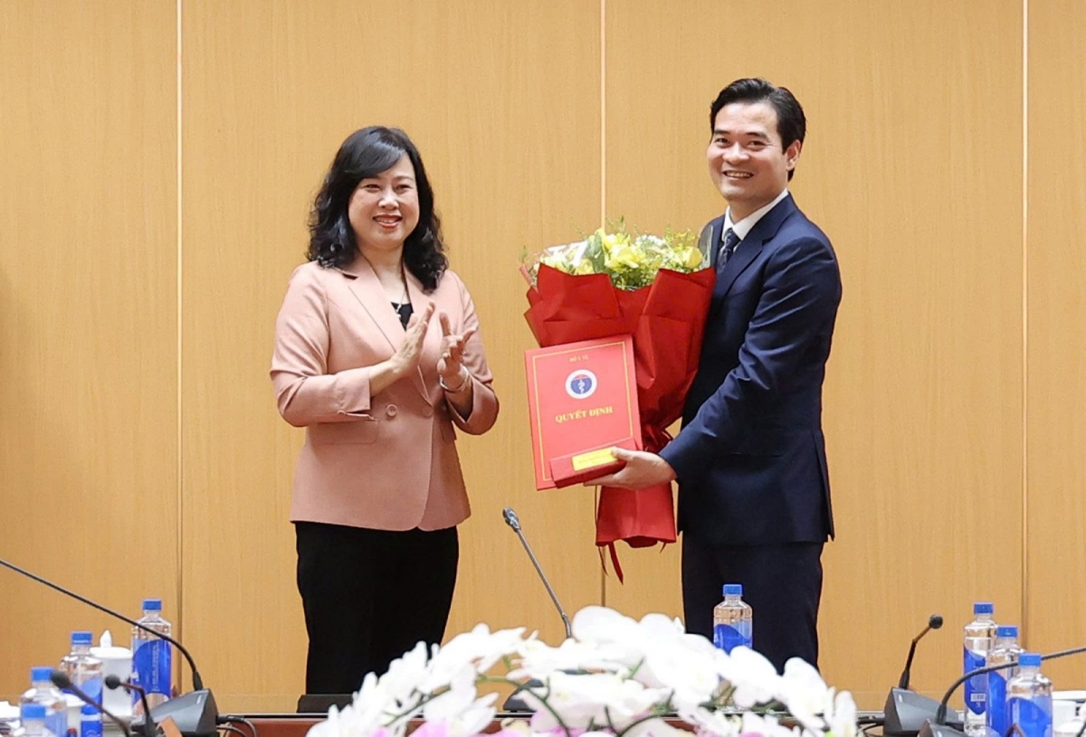 Uỷ viên Trung ương Đảng, Bộ trưởng Bộ Y tế Đào Hồng Lan trao quyết định bổ nhiệm Cục trưởng Cục An toàn thực phẩm cho TS.DS Chu Quốc Thịnh.