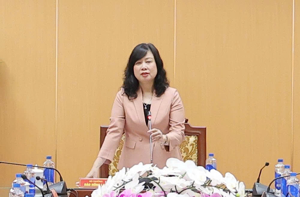 Bộ trưởng Bộ Y tế Đào Hồng Lan phát biểu giao nhiệm vụ cho Cục trưởng Cục An toàn thực phẩm.