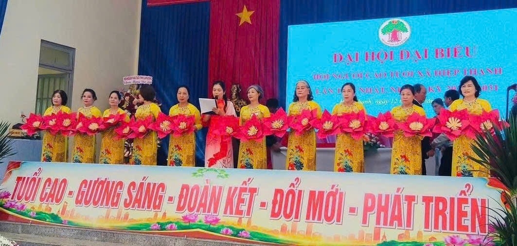 Văn nghệ chào mừng Đại hội Hội Người cao tuổi