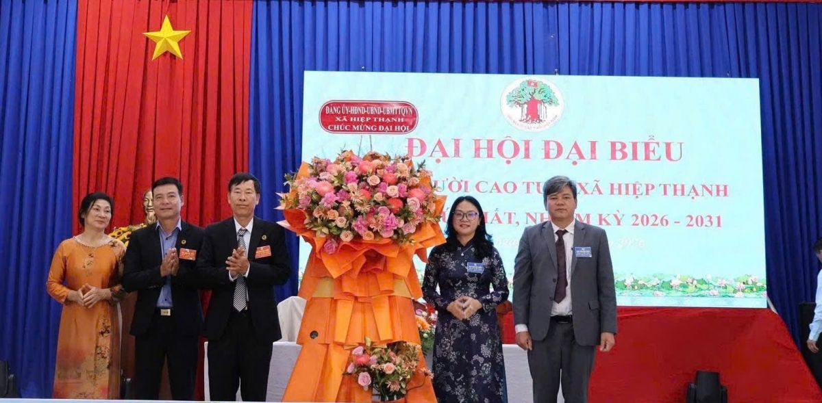 Đại diện lãnh đạo xã Hiệp Thạnh tặng hoa cho Đại hội Hội Người cao tuổi