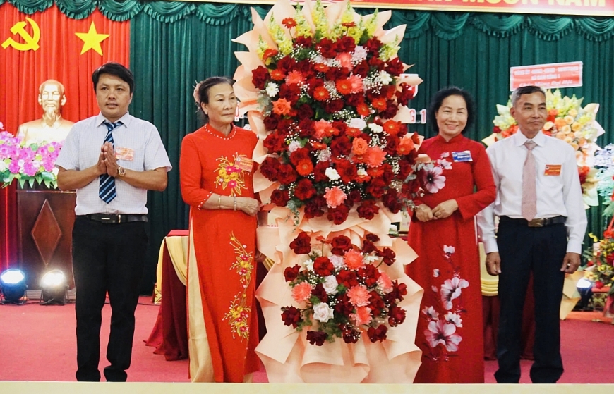 Bà Nguyễn Thị Phúc, Chủ tịch Hội NCT tỉnh tặng hoa cho Đại hội