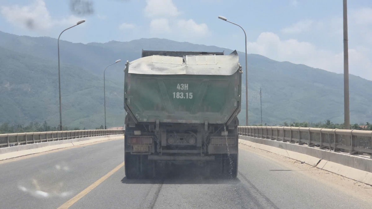 Đà Nẵng: Xe chở cát, sỏi nối đuôi nhau trên QL14B, người cao tuổi bất an
