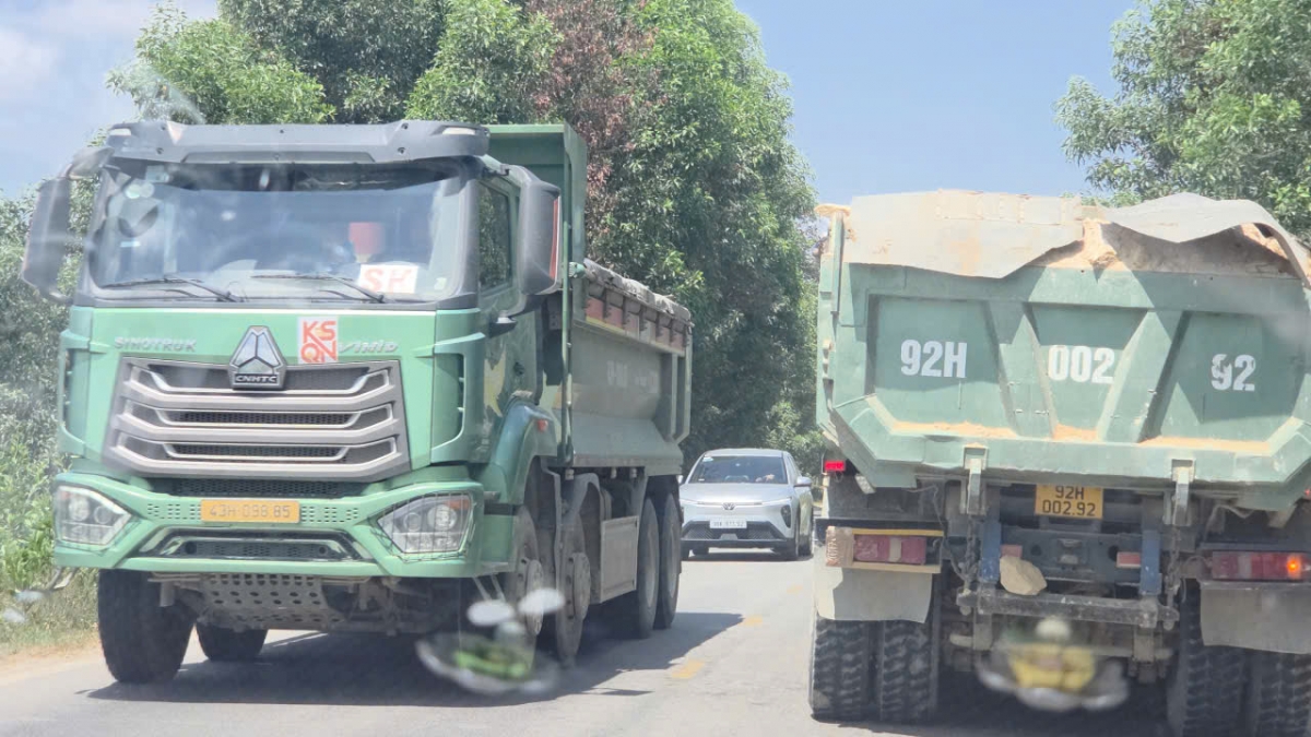 Xe tải chở cát, sỏi có dấu hiệu quá khổ quá tải trên tuyến QL 14B