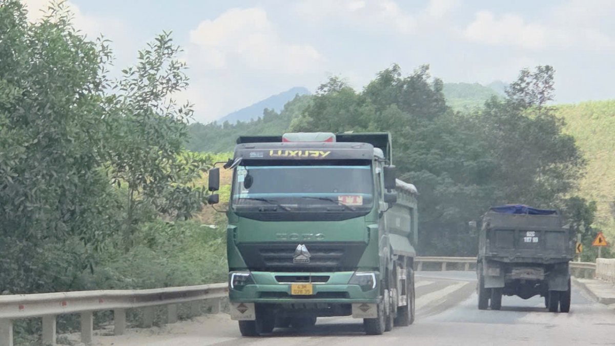 Đà Nẵng: Xe chở cát, sỏi nối đuôi nhau trên QL14B, người cao tuổi bất an