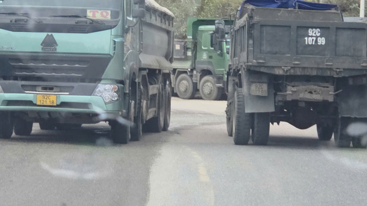 Đà Nẵng: Xe chở cát, sỏi nối đuôi nhau trên QL14B, người cao tuổi bất an