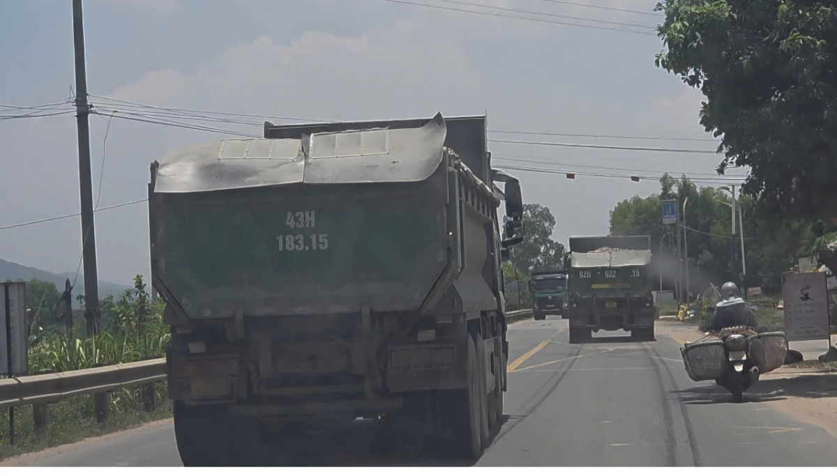 Đà Nẵng: Xe chở cát, sỏi nối đuôi nhau trên QL14B, người cao tuổi bất an