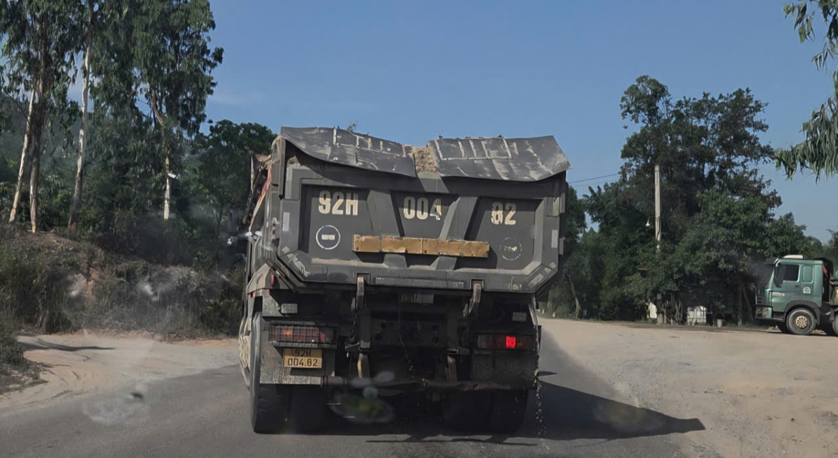 Xe chở cát, sỏi để nước chảy ra đường trên tuyền QL 14B