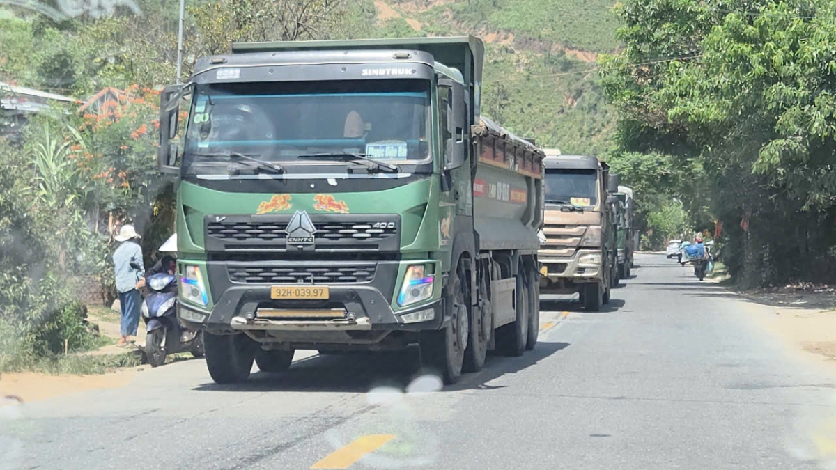 Đà Nẵng: Xe chở cát, sỏi nối đuôi nhau trên QL14B, người cao tuổi bất an
