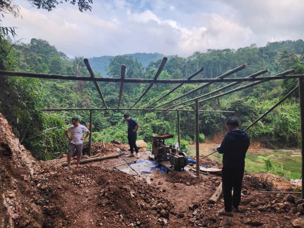 Công an, UBND xã Minh Khai cùng phóng viên phối hợp ghi nhận tại hiền trường