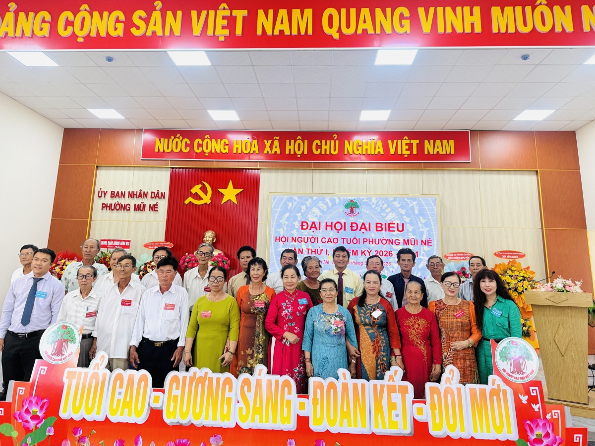 BCH Hội Người cao tuổi phường Mũi Né ra mắt Đại hội cùng với các đại biểu lãnh đạo Tỉnh Hội, lãnh đạo địa phương