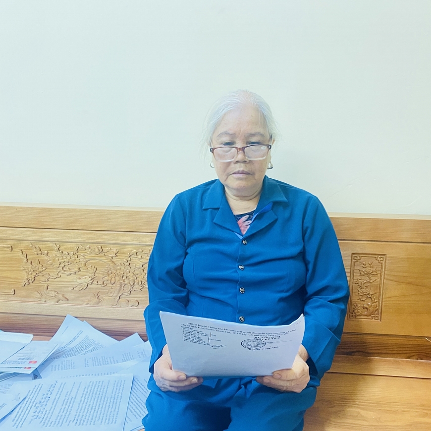Bà Nguyễn Thị Sâm trình bày với phóng viên.