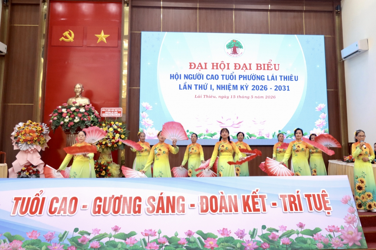 Các tiết mục văn nghệ chào mừng Đại hội do Người cao tuổi phường Lái Thiêu biểu diễn.