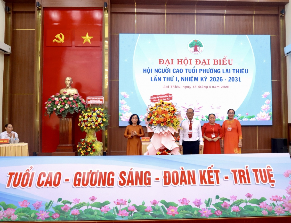 Lãnh đạo Hội Người cao tuổi TP.Hồ Chí Minh tặng hoa chúc mừng ĐHĐB Hội Người cao tuổi phường Lái Thiêu lần thứ I.