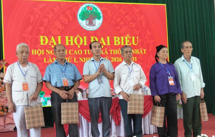 Tặng quà tri ân những cán bộ không tham gia Ban Chấp hành khóa mới