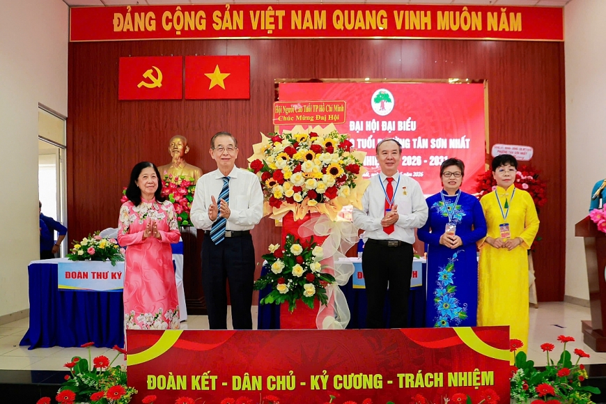 Thứ 2 từ trái ông Huỳnh Thành Lập tặng hoa chúc mừng ông Lê Khả Thu, bà Vũ Thị Tuyết, và bà Vũ Thị Kim Khánh (bìa phải)