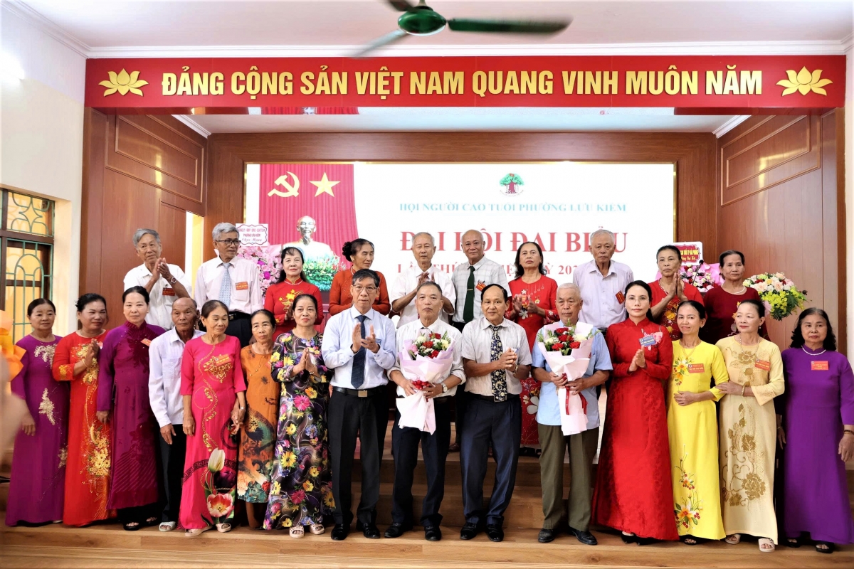 Lãnh đạo Hội NCT TP Hải Phòng và lãnh đạo phường tặng hoa chúc mừng Ban Chấp hành Hội NCT phường