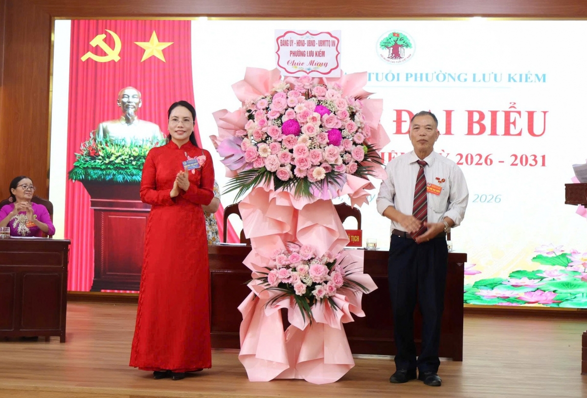Lãnh đạo phường Lưu Kiếm tặng hoa chúc mừng Đại hội