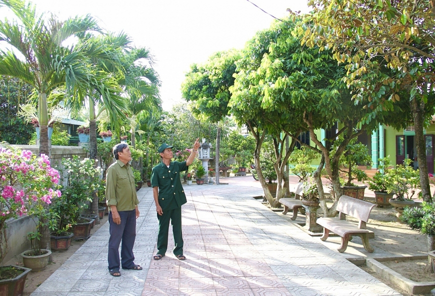 Ông Sính (bên phải) luôn sẵn lòng hướng dẫn, chia sẻ kinh nghiệm trồng các loại cây cho người dân cũng như hội viên CCB.  