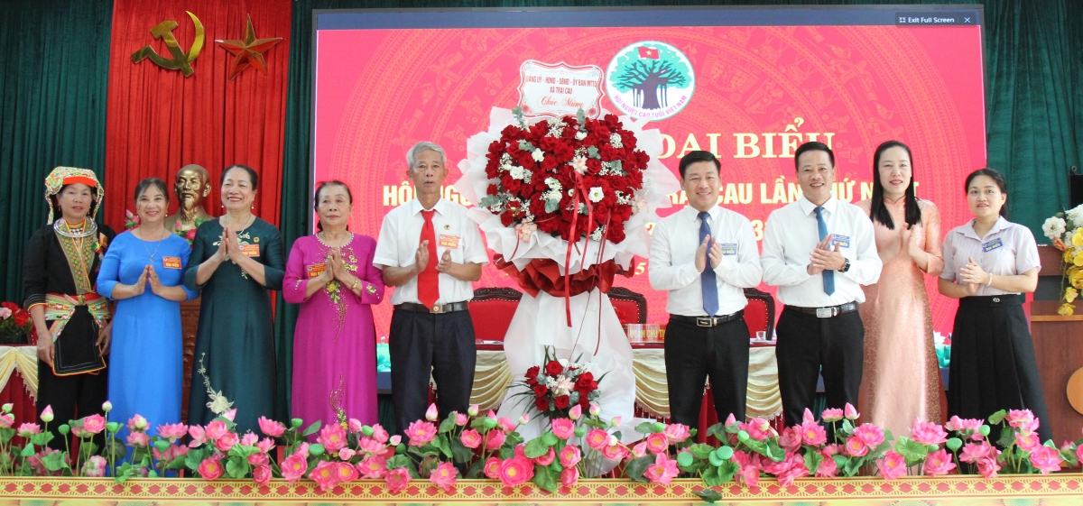 Lãnh đạo Đảng ủy, UBND, Ủy ban MTTQ xã tặng hoa chúc mừng 