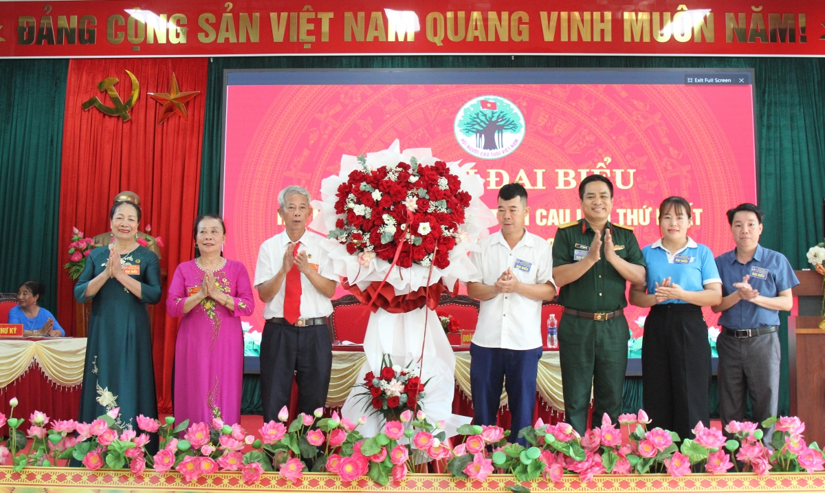 Lãnh đạo các cơ quan, ban ngành trên địa bàn xã tặng hoa chúc mừng 