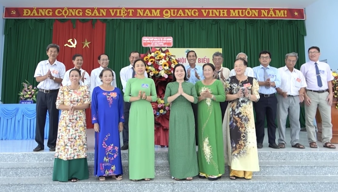 BCH Hội Người cao tuổi ra mắt Đại hội, cùng với đại diện lãnh đạo địa phương