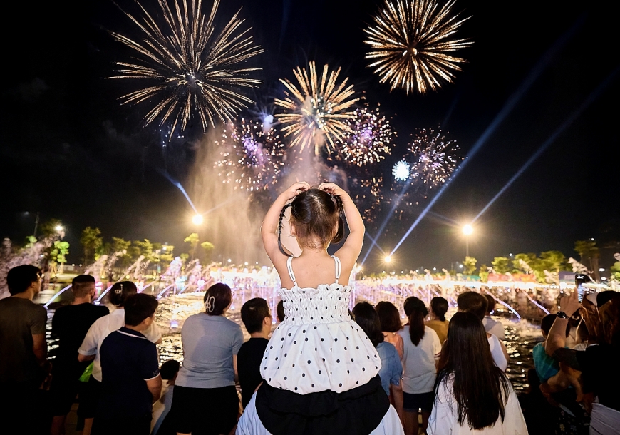 Du khách đến Ninh Bình dịp này sẽ được thưởng lãm những màn trình diễn pháo hoa mãn nhãn, đẹp mắt