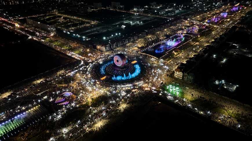 Show nhạc nước dài bậc nhất Việt Nam diễn ra mỗi tối tại Sun Urban City.
