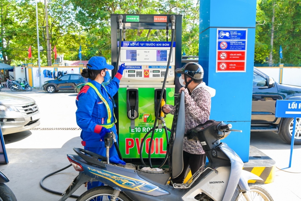 Khách hàng đổ xăng E10 tại CHXD PVOIL.