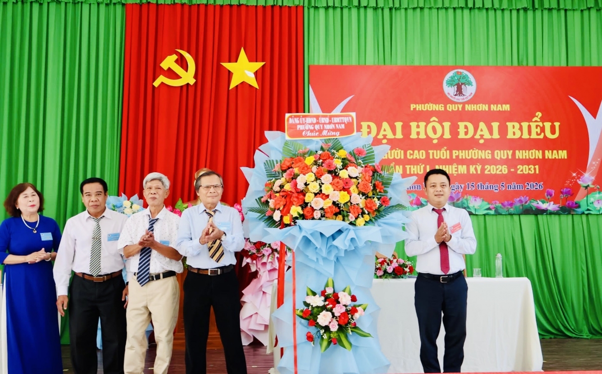 Lãnh đạo phường Quy Nhơn Nam tặng hoa chúc mừng Đại hội.