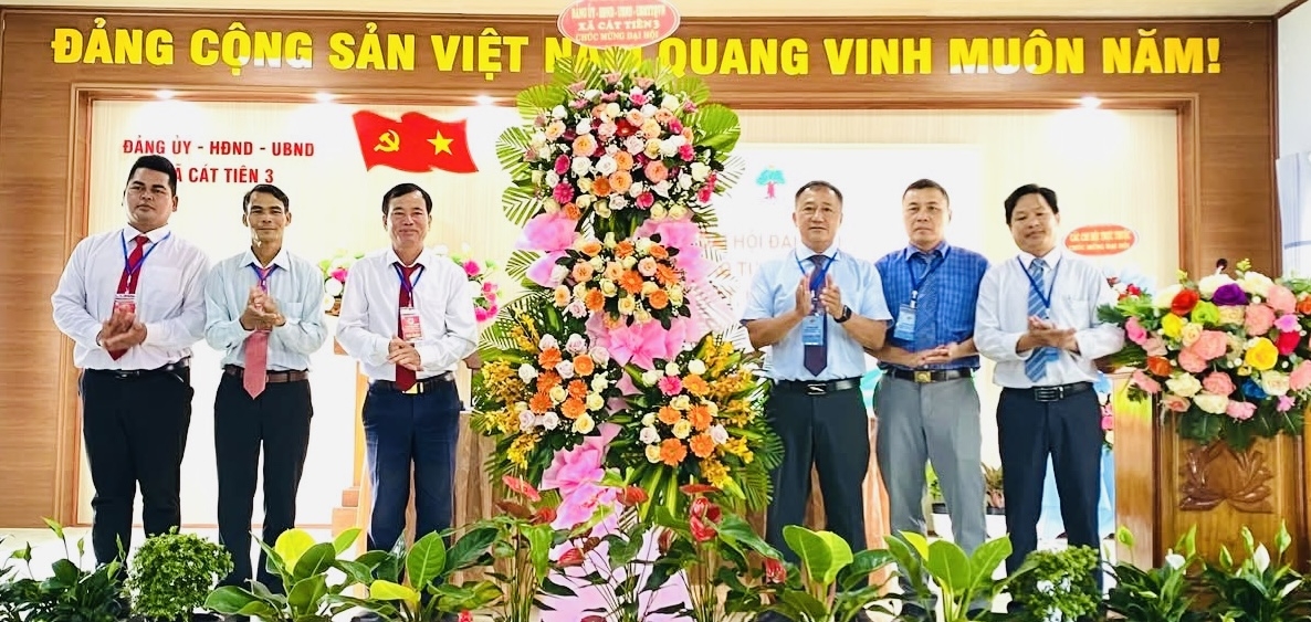 Lãnh đạo xã Cát Tiên 3 tặng hoa cho Đại hội Hội Người cao tuổi xac