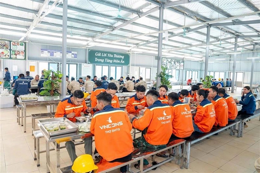Với việc tuyển dụng quy mô lớn 20.000 lao động giai đoạn 1 tại khu vực Nam Hà Nội, Vingroup hướng tới hỗ trợ người dân có đất bị thu hồi, tạo sinh kế bền vững và nâng cao chất lượng cuộc sống thông qua mức thu nhập và phúc lợi vượt trội so với thị trường