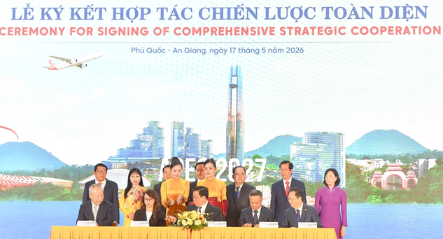 Ông Hồ Văn Mừng, Chủ tịch UBND tỉnh An Giang (giữa) ký kết hợp tác toàn diện với 4 nhà đầu tư chiến lược.