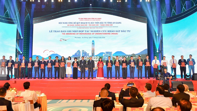 An Giang trao bản ghi nhớ hợp tác đầu tư cho đại diện lãnh đạo 24 doanh nghiệp, tổng mức đầu tư hơn 1.500.000 tỷ đồng.