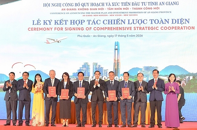 An Giang trao chứng nhận Hợp tác chiến lược toàn diện diện