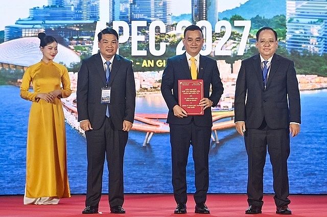 Ông Bùi Thành Trung - Chủ tịch Sun Group Vùng Miền Nam nhận biên bản ký kết ghi nhớ hợp tác nghiên cứu khảo sát đầu tư