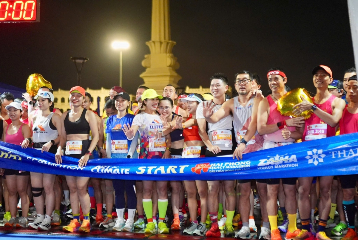 Dù thời tiết không thuận lợi khi mưa lớn xuất hiện và kéo dài, nhưng hàng nghìn runner vẫn có mặt từ rất sớm để khởi động và chuẩn bị cho các cự ly thi đấu. 