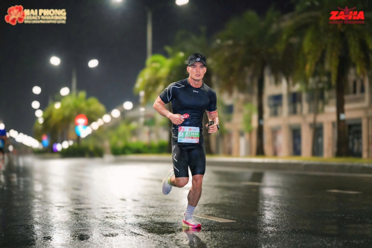 trời mưa, đường trơn nhưng không làm nhụt đi tinh thần của các runner.