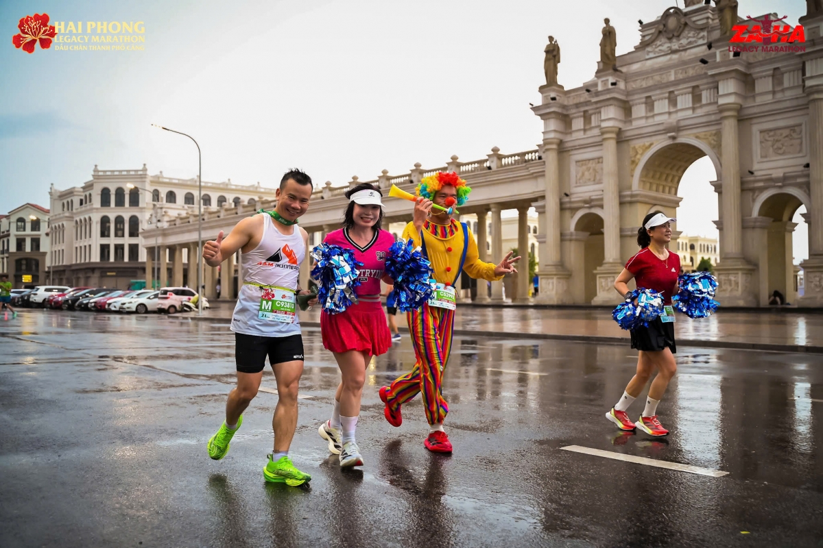 Các runner cosplay những trang phục độc đáo tại giải chạy.